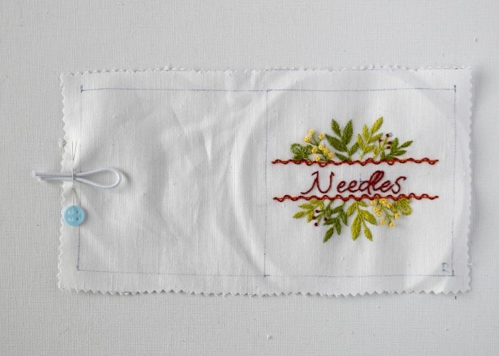 Secure the elastic closure of the needle case