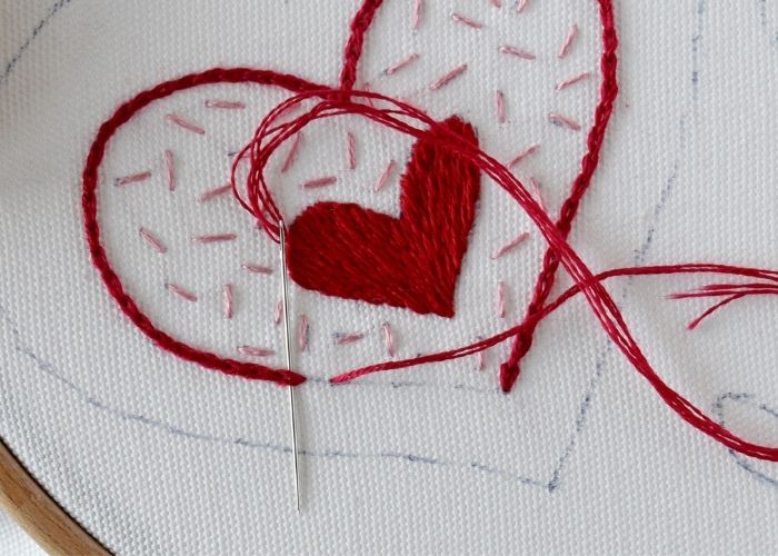 How to embroider hearts with reverse chain stitch